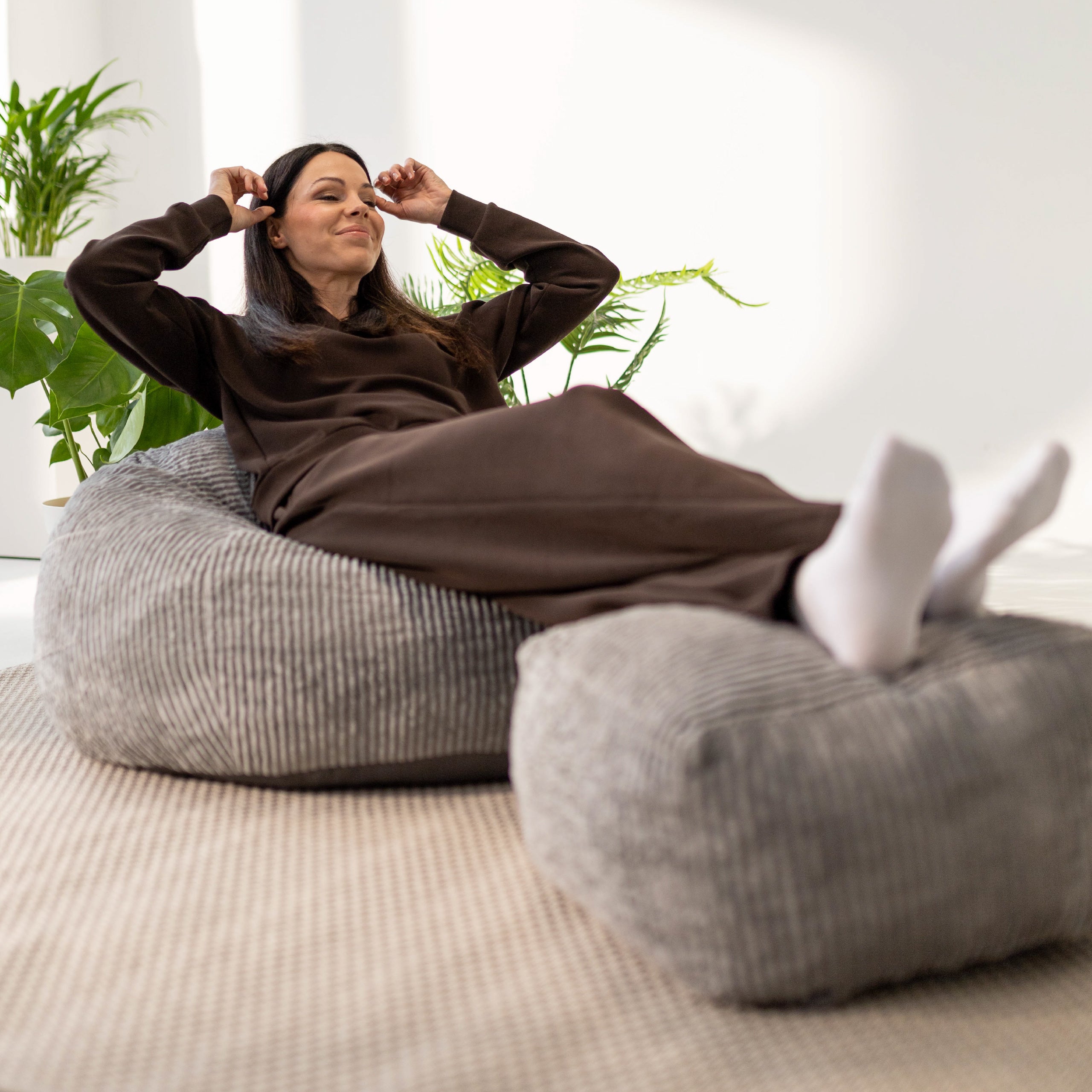 Sillón puf de pana con reposapiés Mark Adler Comfy 3.0 Grey