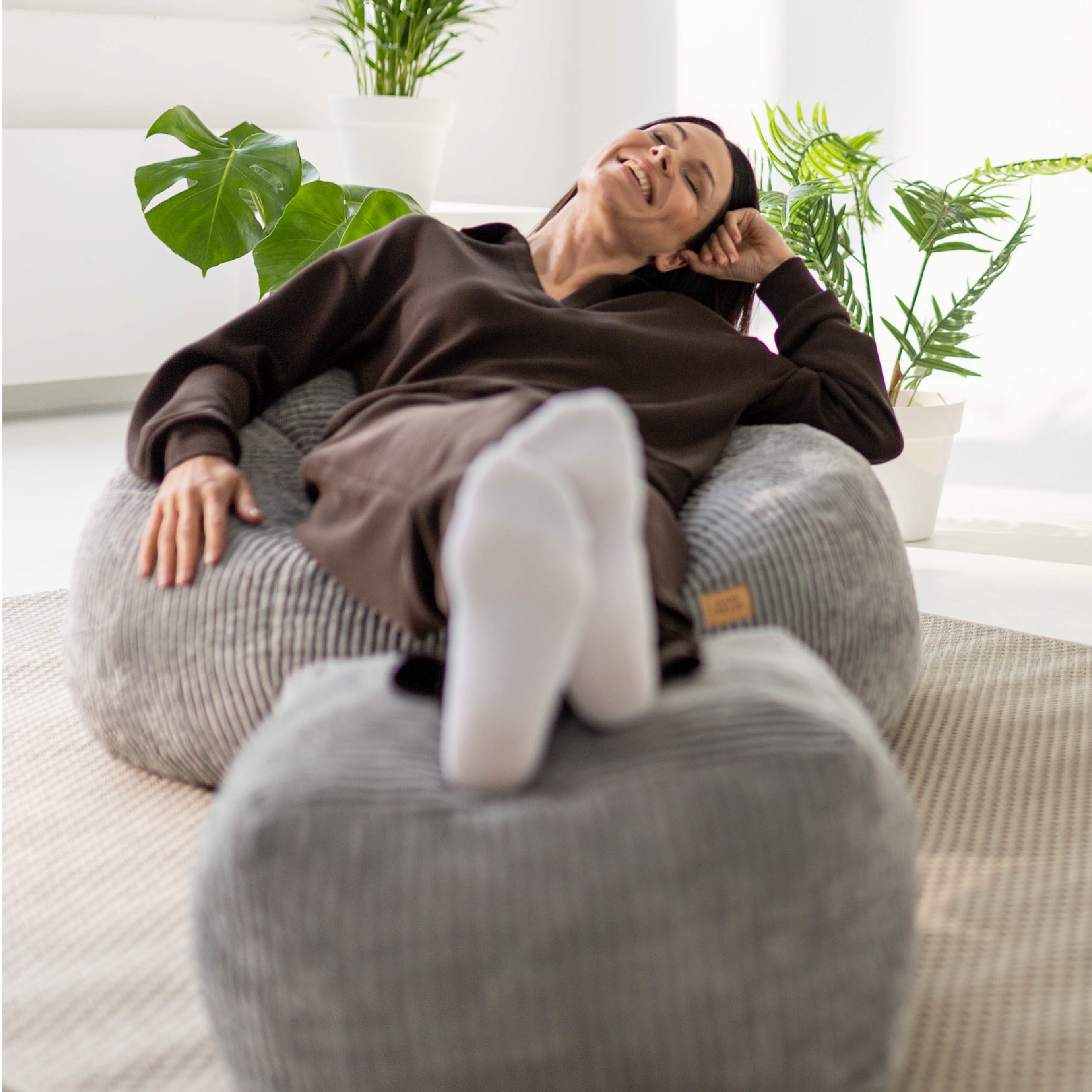 Sillón puf de pana con reposapiés Mark Adler Comfy 3.0 Grey